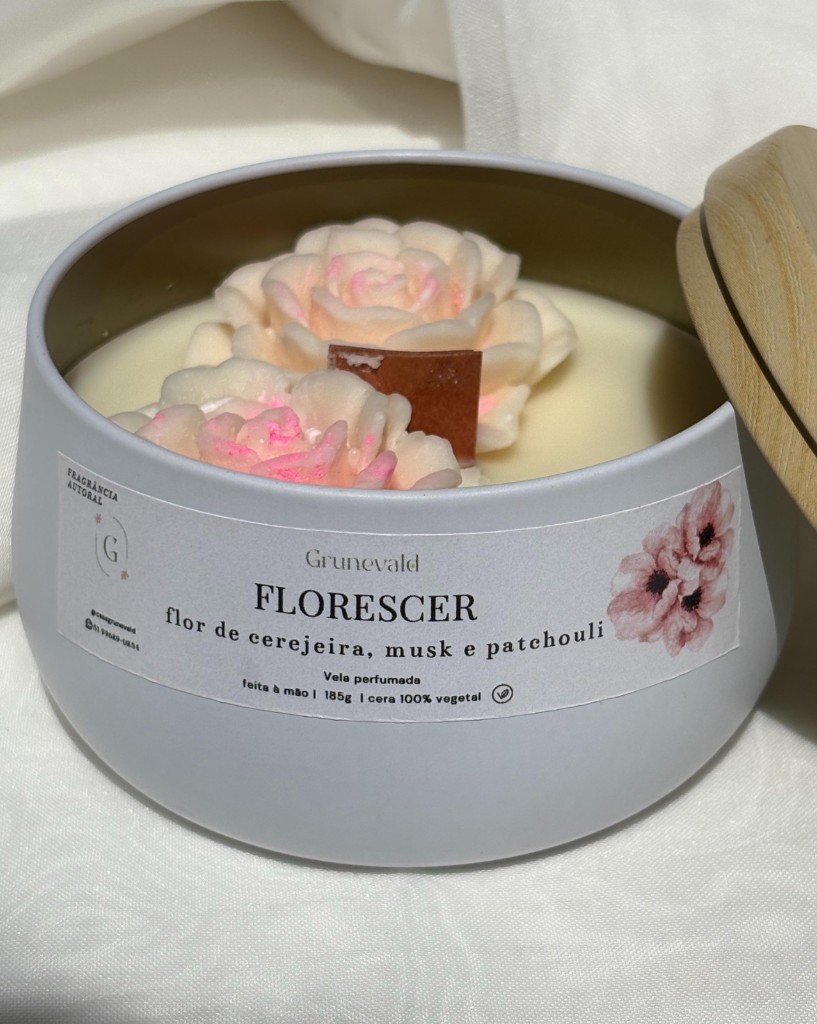 Vela FLORESCER com flores de cera e pavio de madeira