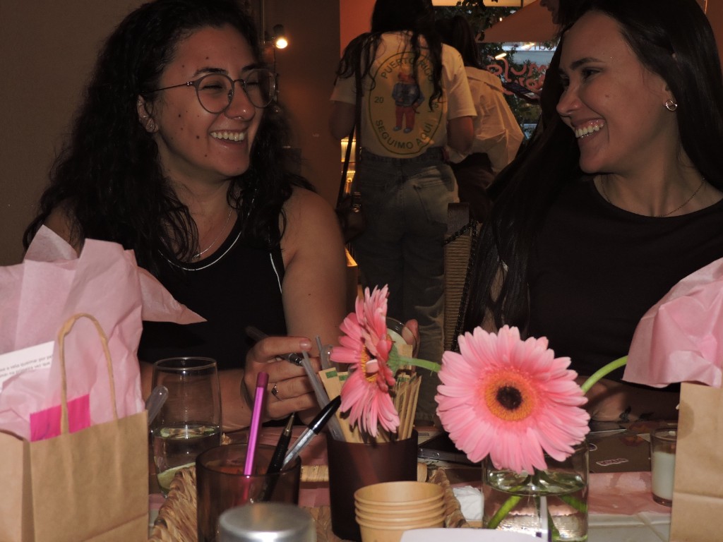 Amigas rindo em oficina de velas Grunevald
